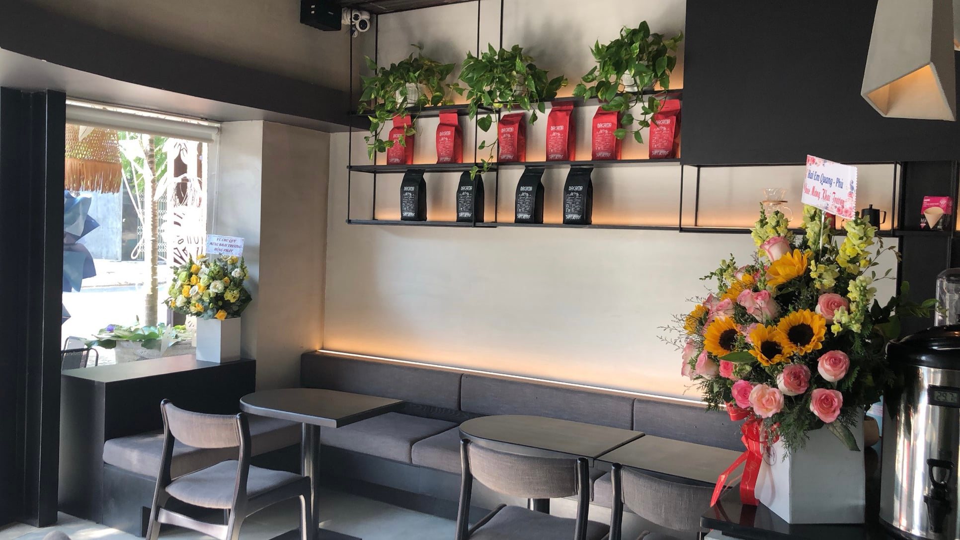 Zozi coffee sở hữu khoảng trống rộng rãi, thiết kế tối giản với tông màu trắng – đen sang trọng