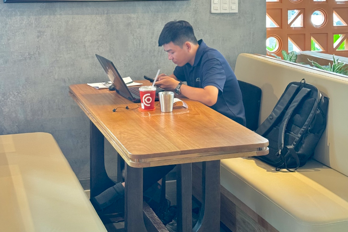 The Cozy Coffee & Tea kết hợp phong cách trẻ trung với chút cổ điển, bàn ghế gỗ mộc mạc