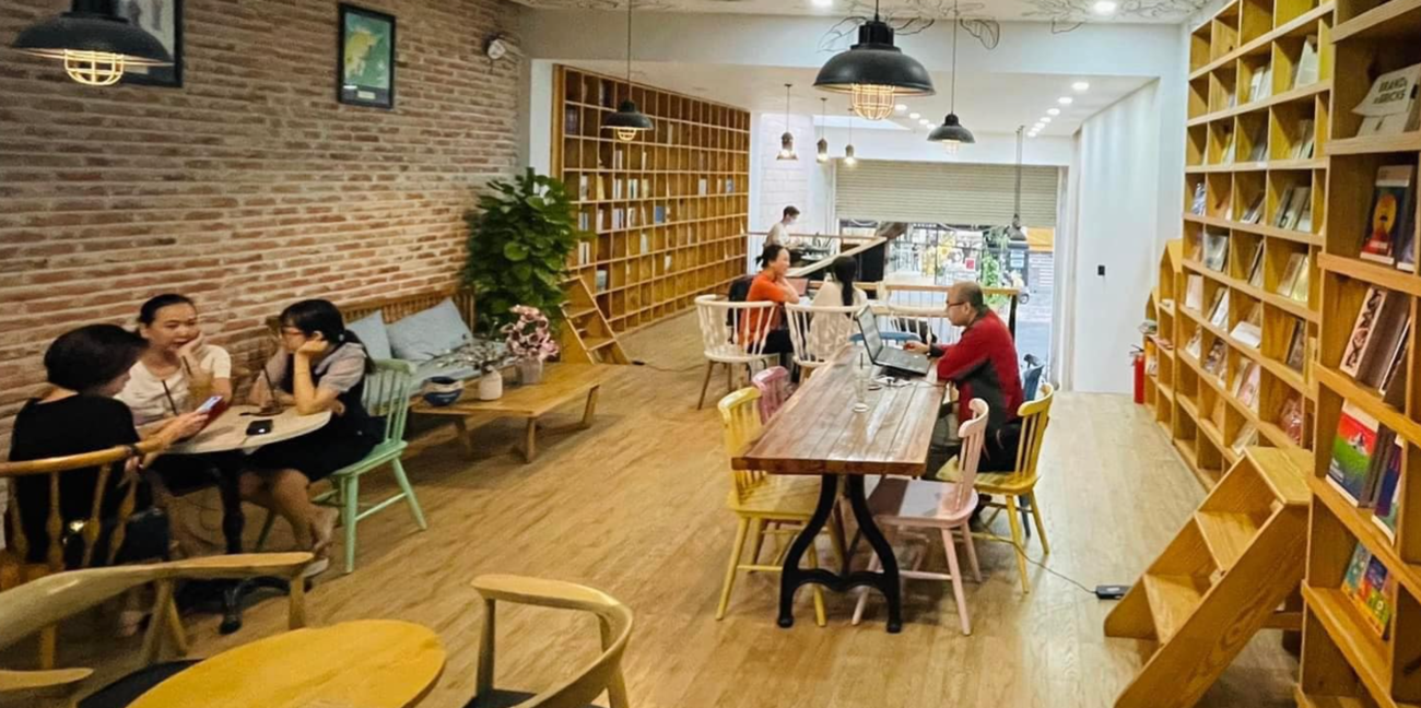 Sunshine Books Coffee là quán cafe học bài ở đà nẵng có không gian kết hợp hoàn hảo giữa cà phê và sách