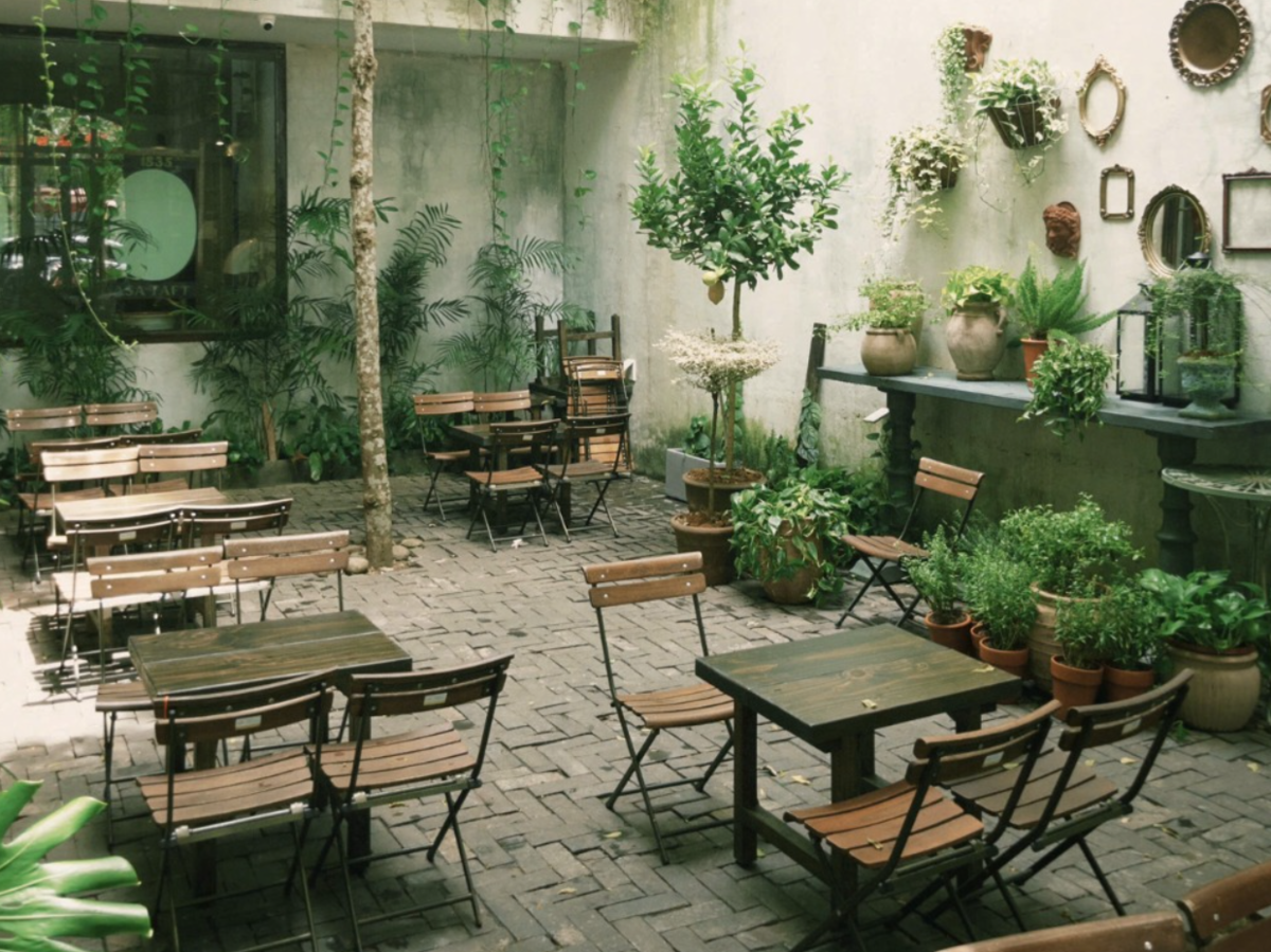 Gé Coffee là sự kết hợp hài hòa giữa hiện đại và mộc mạc, với tông trắng – xanh chủ đạo