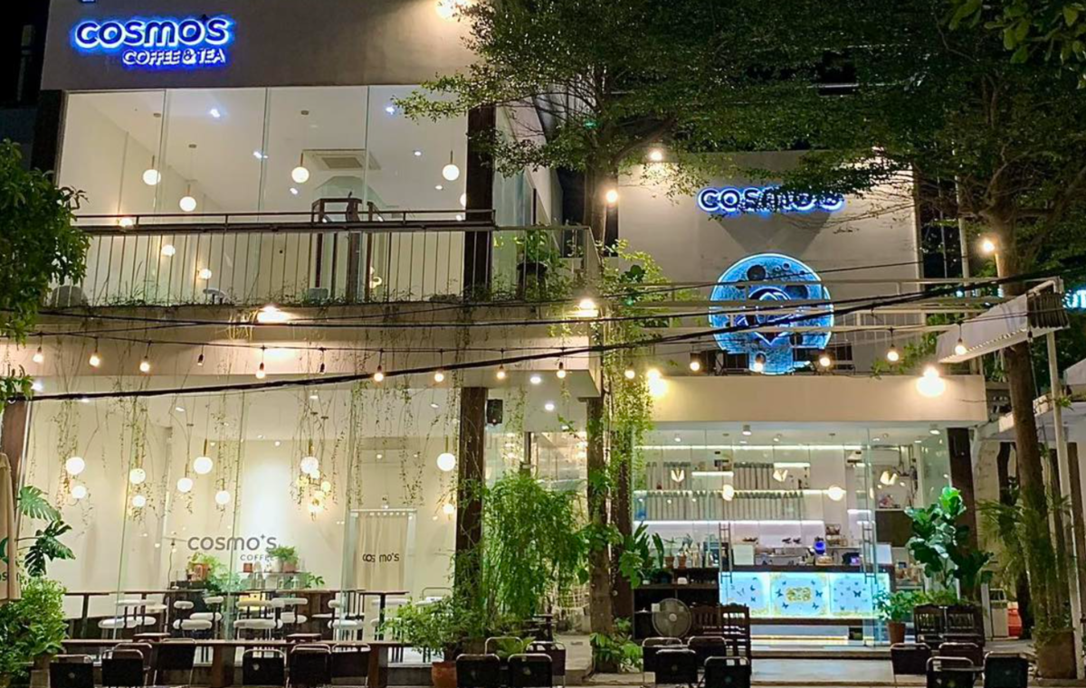 Cosmos Coffee có ghế ngồi êm, bàn đủ rộng cho laptop và vài cuốn sách, wifi mượt mà