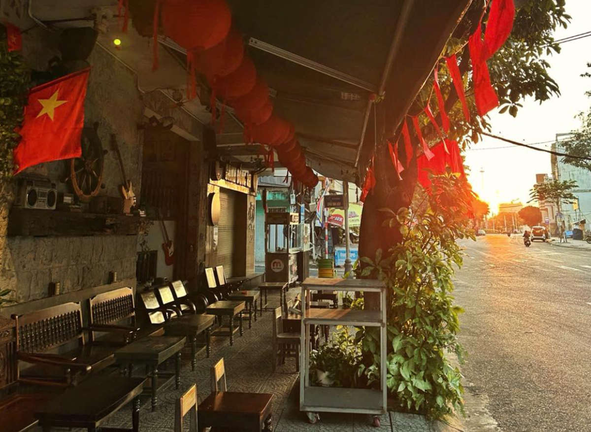 Nam Café mang trong mình hơi thở của những quán xưa, nhưng vẫn đủ mềm mại để phù hợp với những đêm hiện đại
