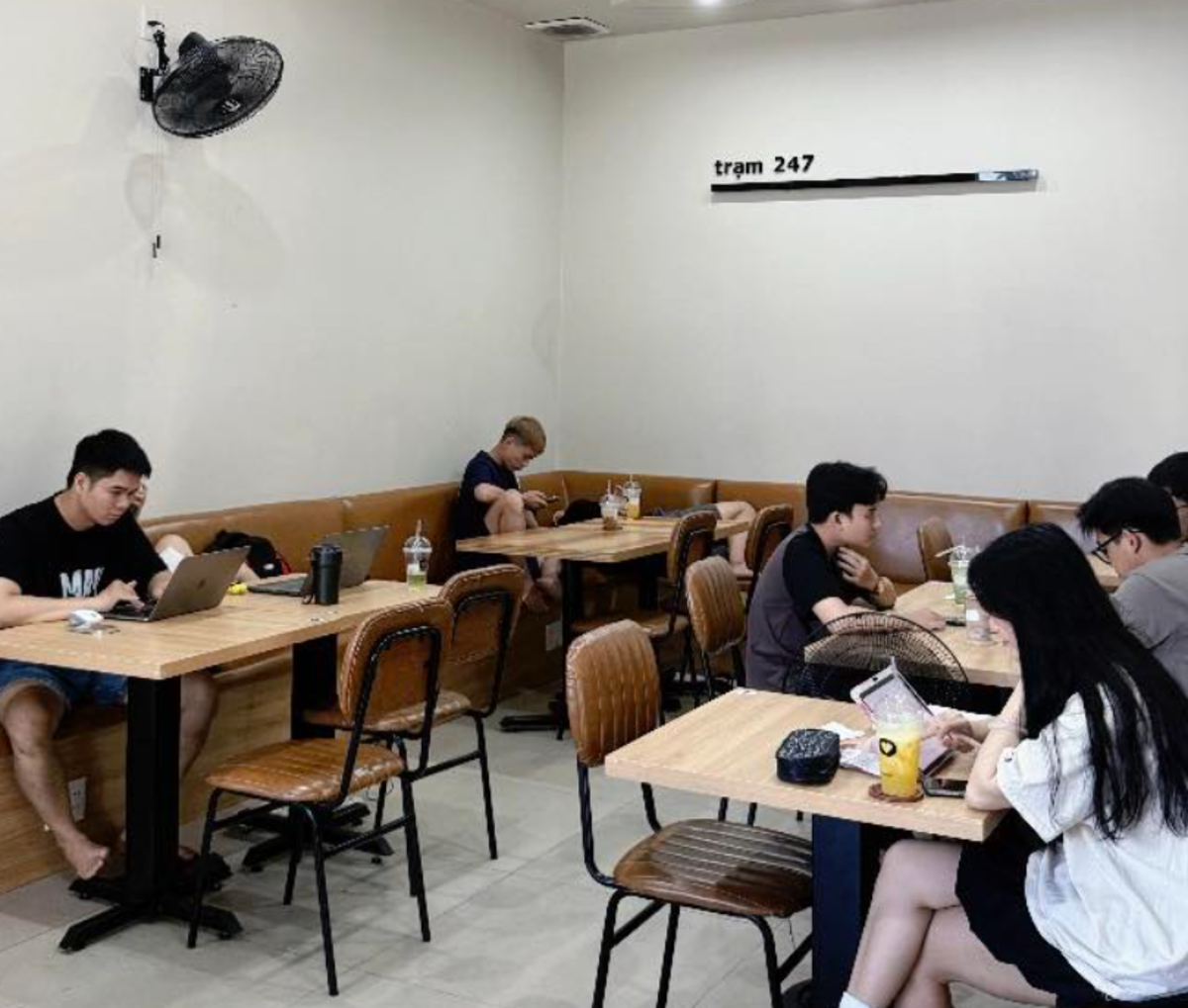Trạm 24/7 đặc biệt được yêu thích vì bầu không khí vừa nghiêm túc để học, vừa đủ thoải mái để trò chuyện