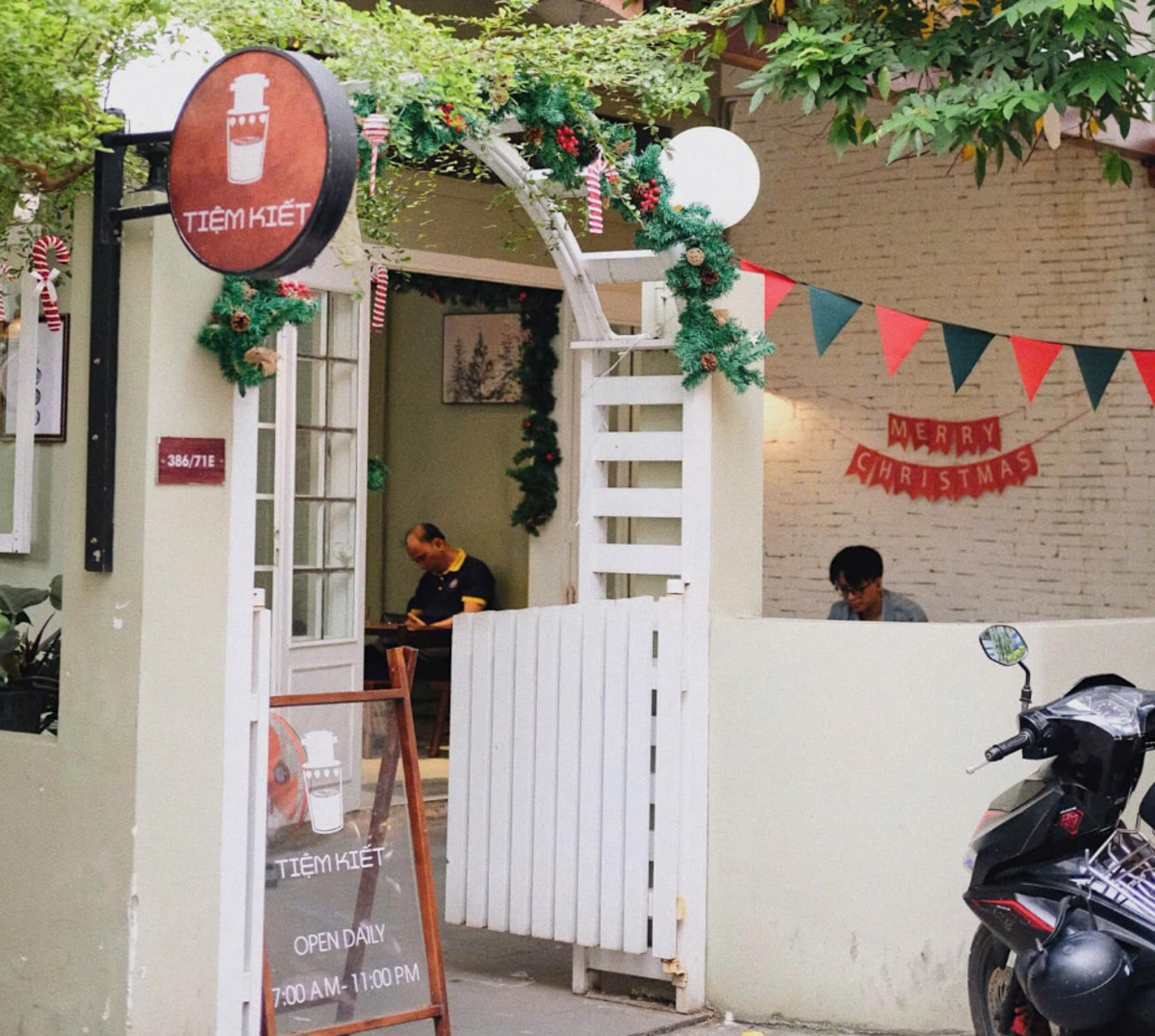 Quán cafe vintage ở Đà Nẵng Tiệm Kiết là một không gian cà phê hiện đại nhưng vẫn giữ nét vintage nhẹ nhàng