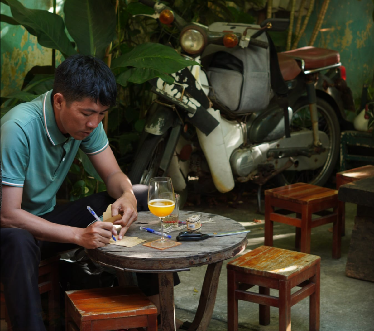 Trà Quán Góc Nhà Tụi Mình mang phong cách vintage pha chút rustic, với gam màu pastel nhẹ nhàng 