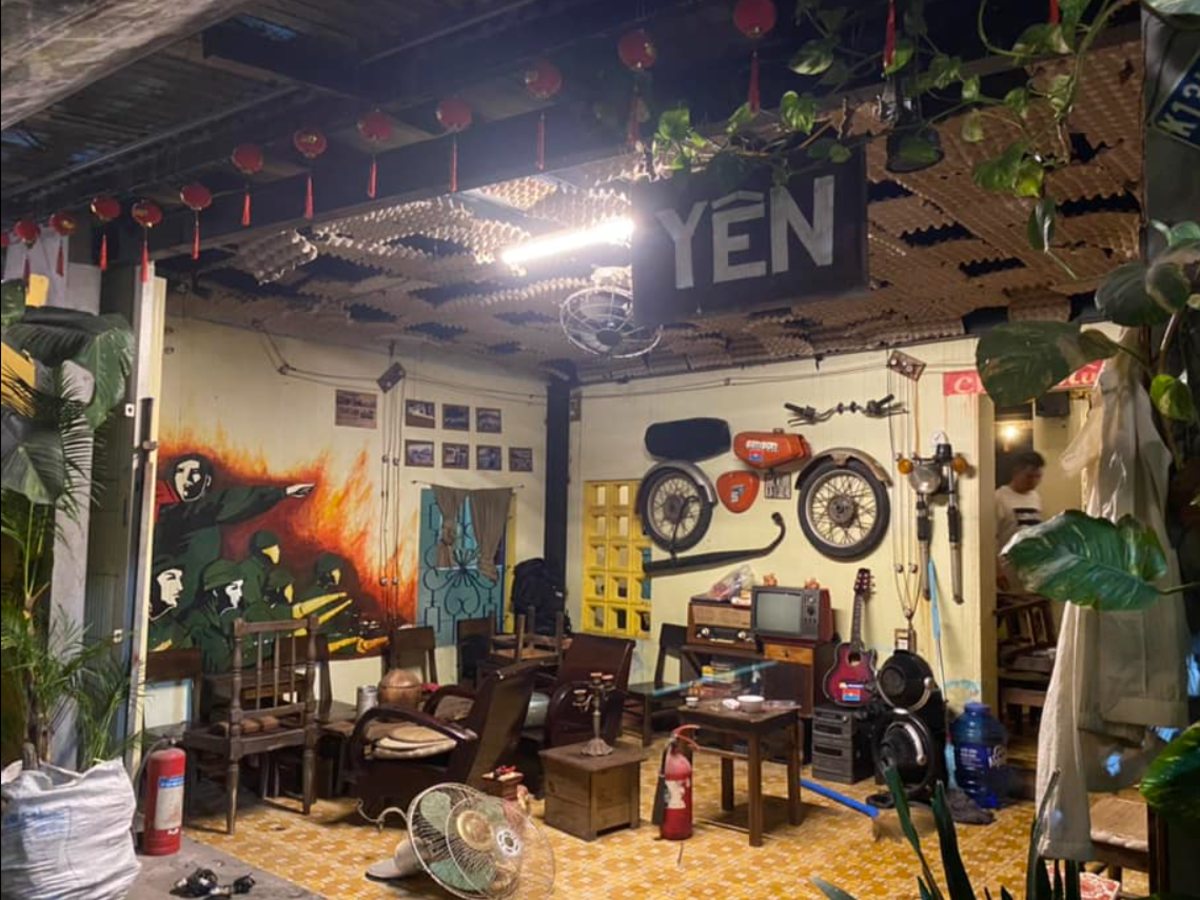 Yên Coffee mang dáng dấp của một ngôi nhà cũ những năm 80, với ánh đèn vàng trầm ấm