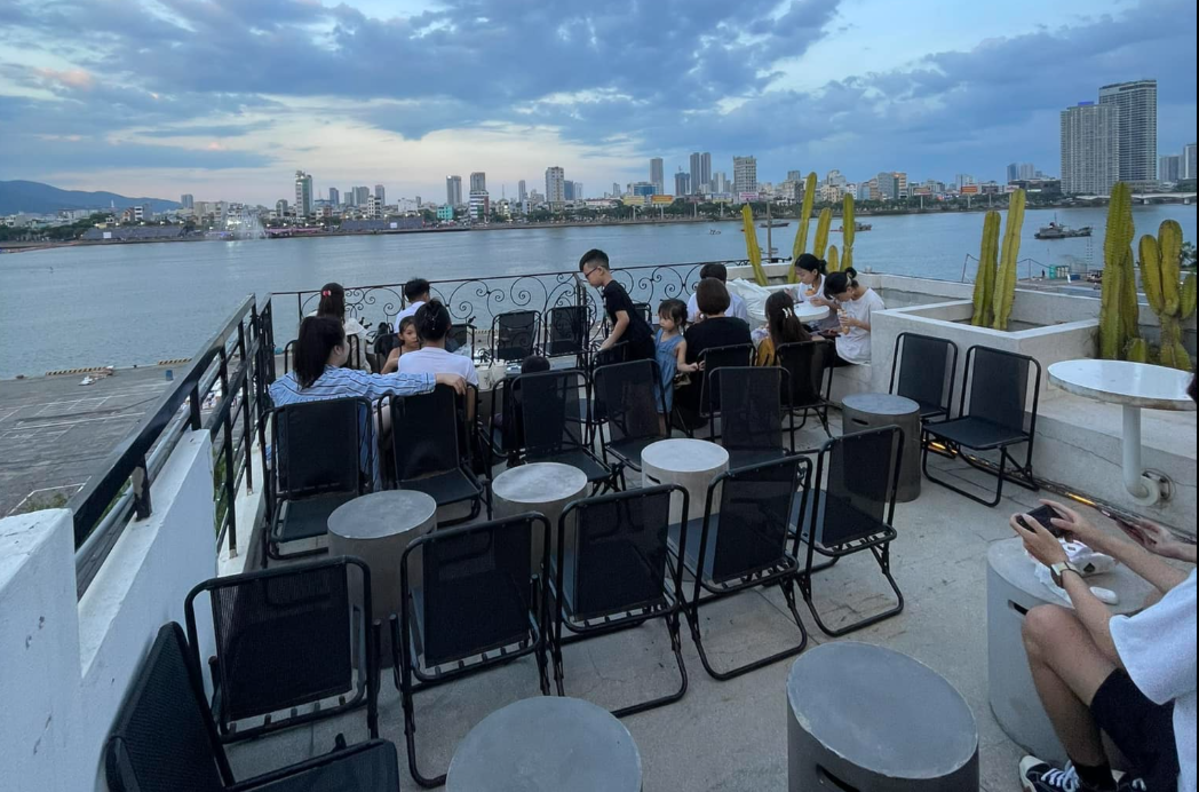 Qu&aacute;n cafe view s&ocirc;ng h&agrave;n