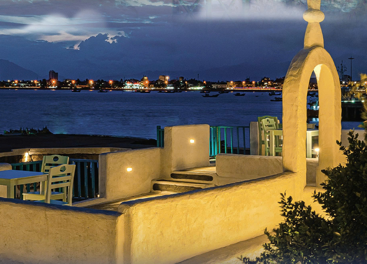 Mỗi góc nhỏ của Sơn Trà Marina đều được chăm chút tỉ mỉ, từ bàn ghế, đèn treo