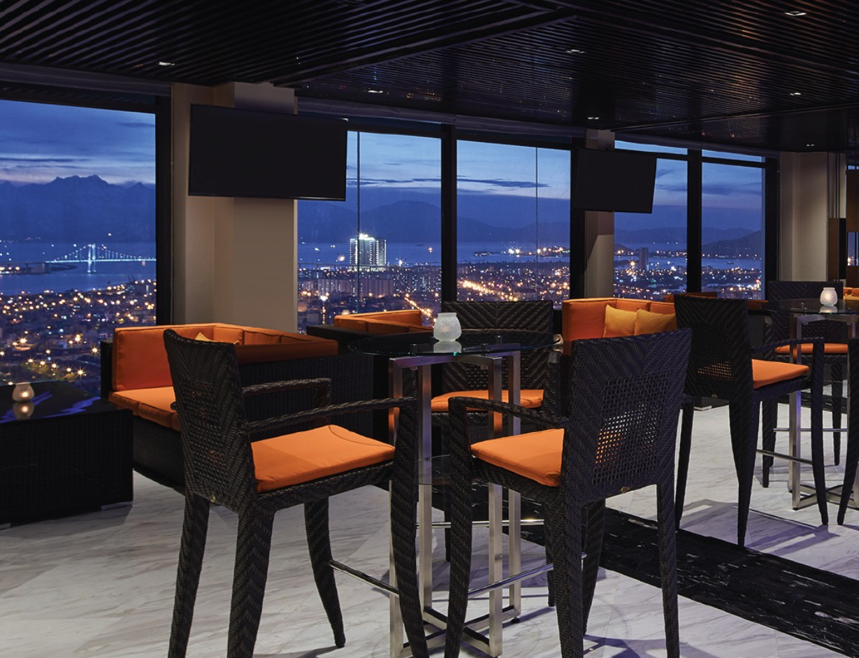 Quán mang phong cách hiện đại, kết hợp giữa ánh sáng neon, nội thất tối giản và những gam màu sang trọng