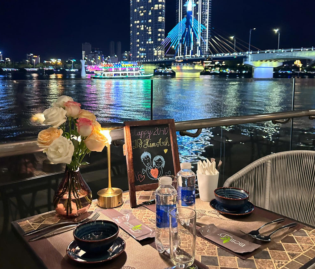 Memory Lounge tọa lạc trên dòng sông Hàn thơ mộng, gây ấn tượng bởi kiến trúc độc đáo, sang trọng