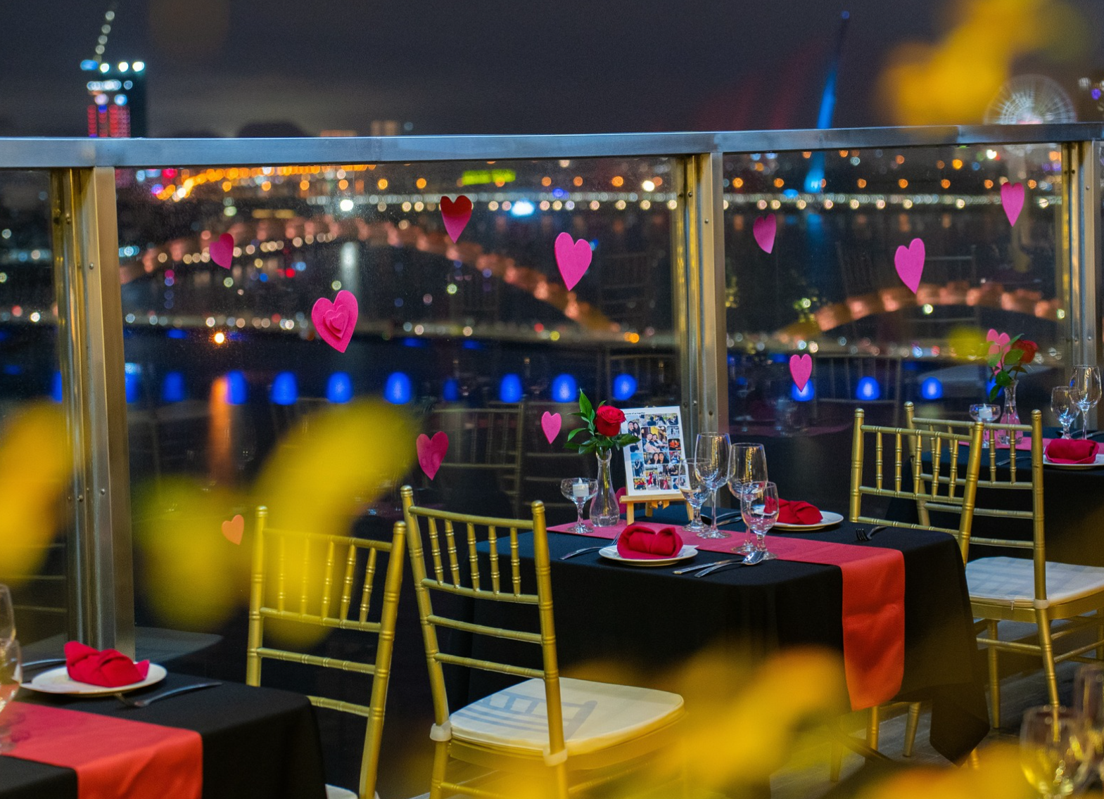 Brilliant Top Bar được nhiều du khách yêu thích bởi vị trí đắc địa cùng tầm nhìn tuyệt đẹp hướng ra sông Hàn