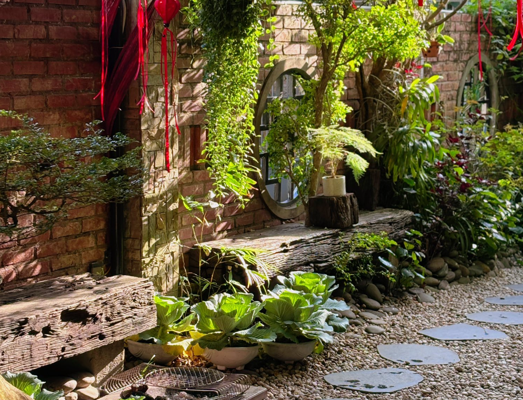 Bao Lạc Trà Quán mang đến một không gian tĩnh lặng, thanh khiết và đậm đà hồn Việt