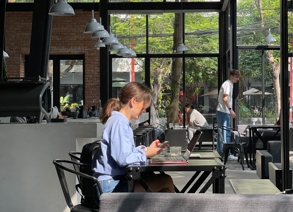 Quán gây ấn tượng mạnh với thiết kế tối giản, sang trọng theo phong cách Scandinavian