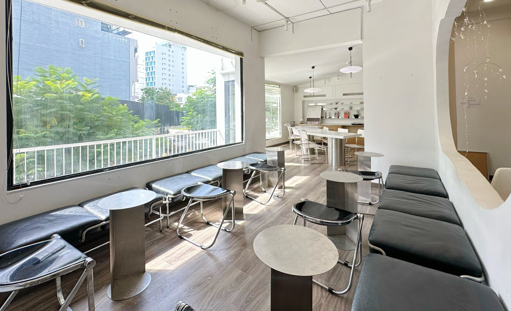 Normad Coffee & Eatery thu hút ánh nhìn với thiết kế tối giản, sang trọng và mang đậm hơi thở Bắc Âu