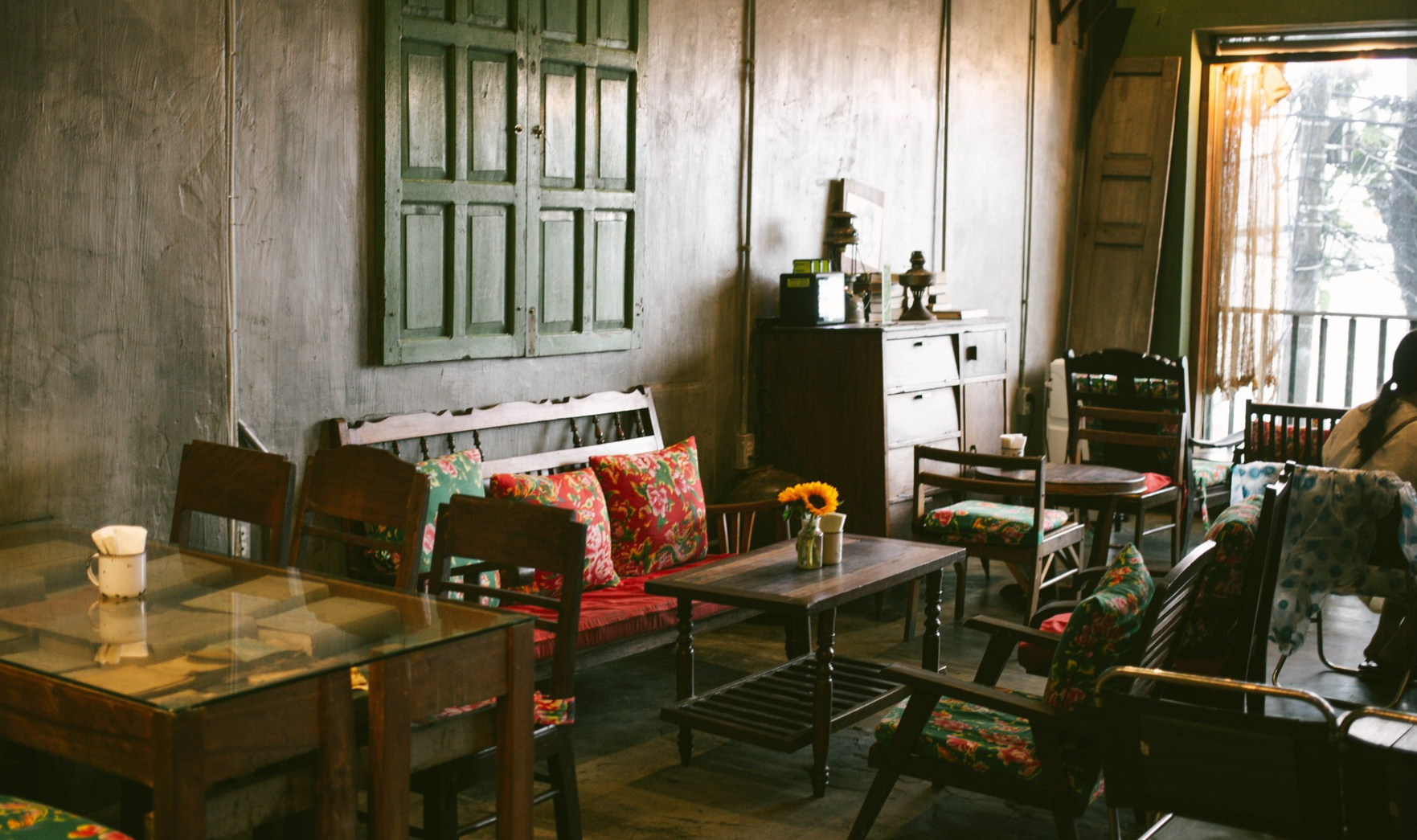 Bước vào quán, bạn như được trở về không khí Việt Nam xưa với tông màu xanh bộ đội, bàn ghế gỗ mộc mạc