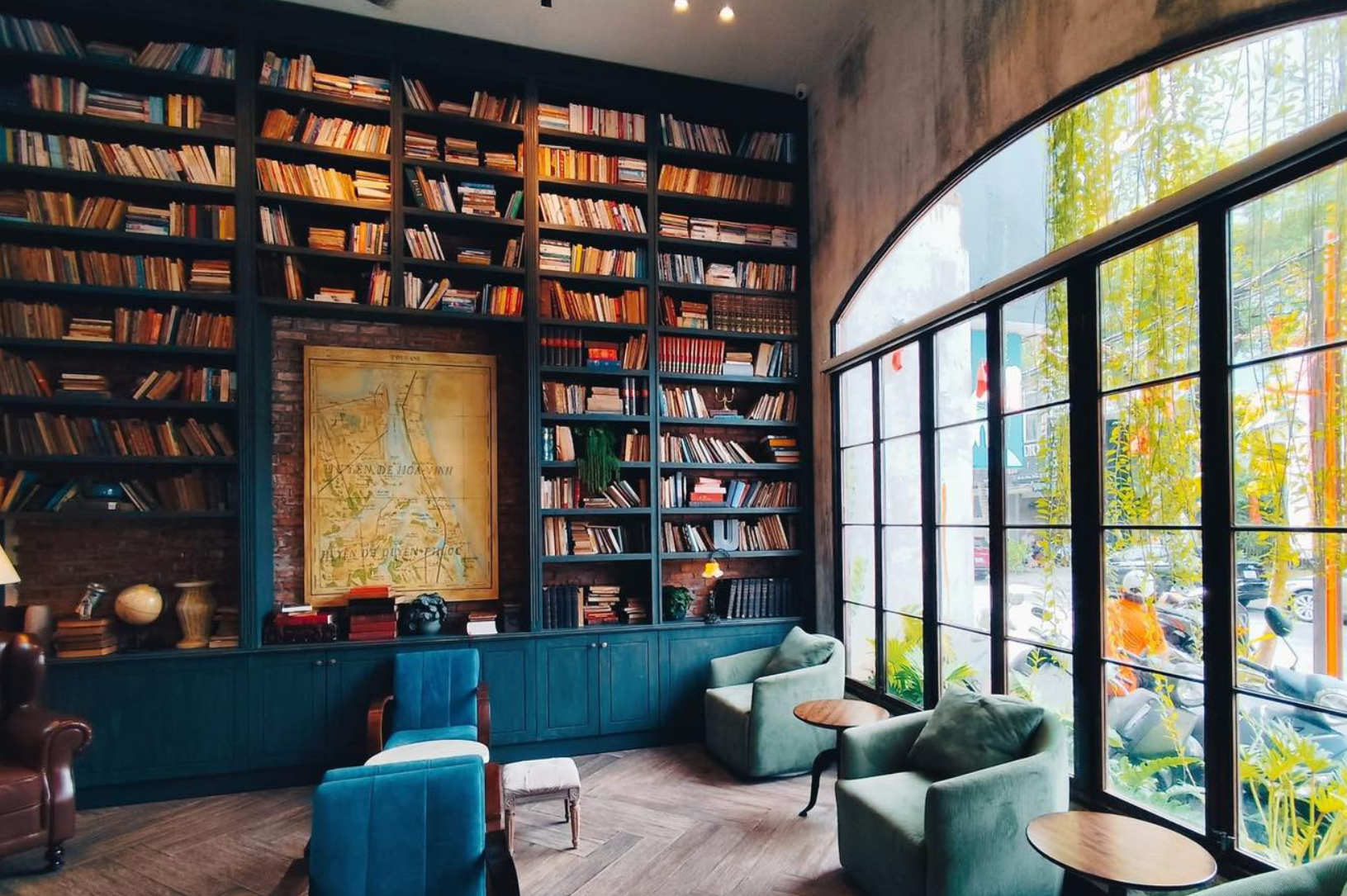 Không gian quán là sự kết hợp hài hòa giữa phong cách Indochine cổ điển và hơi thở hiện đại