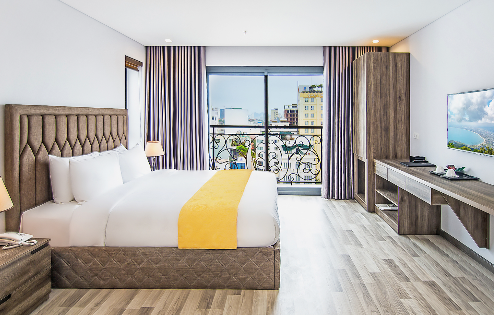 Sea Light Hotel Da Nang mang đến không gian nghỉ dưỡng hiện đại, trong lành và gần gũi thiên nhiên