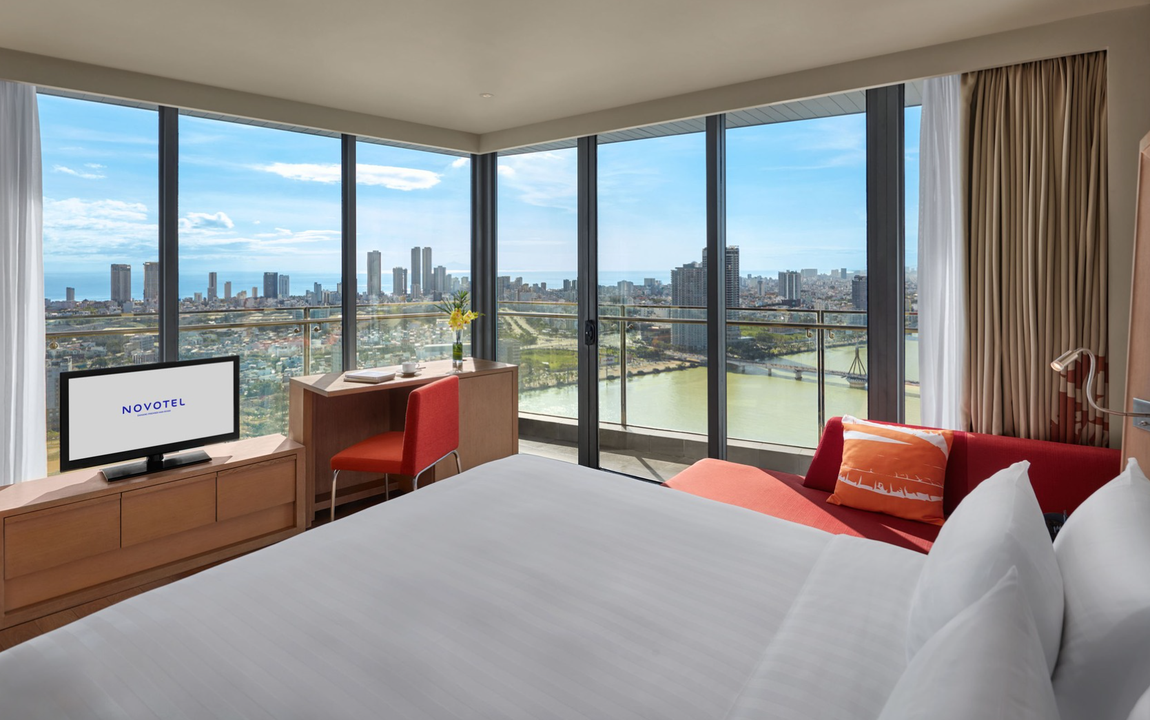 Khách sạn được thiết kế hiện đại với 323 phòng cao cấp, trang bị đầy đủ tiện nghi theo tiêu chuẩn quốc tế