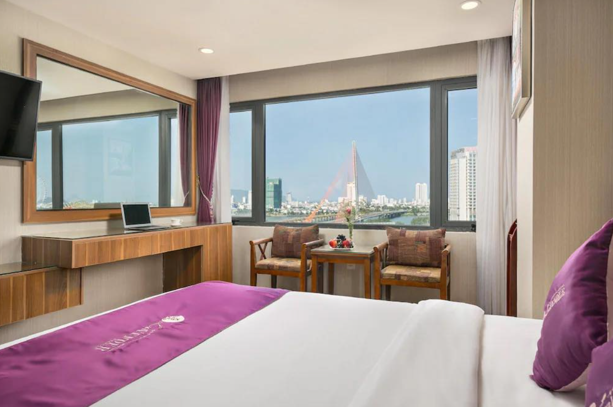 Khách sạn sở hữu phong cách thiết kế hiện đại, sang trọng với hơn 114 phòng nghỉ tiện nghi