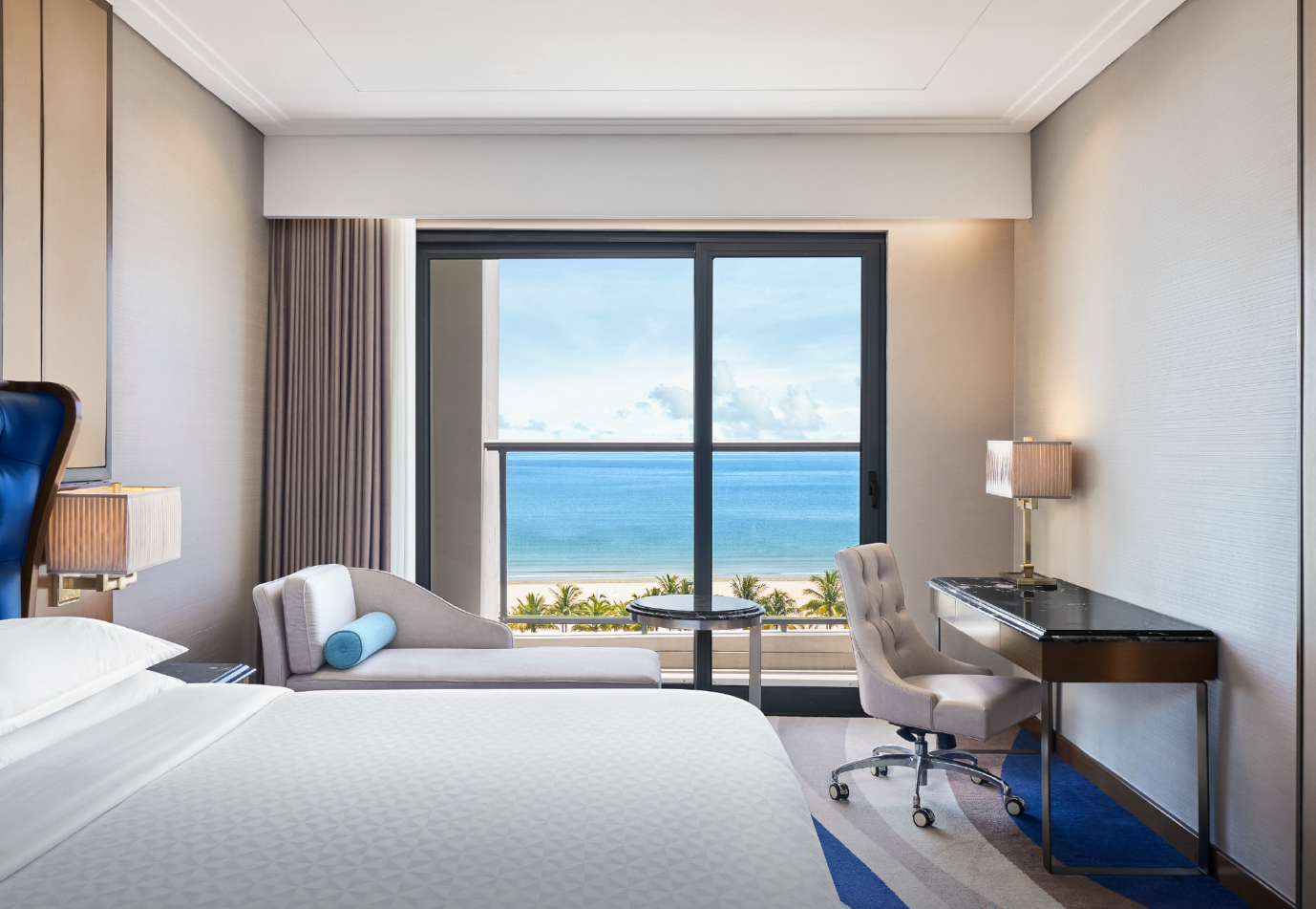 Khách sạn sở hữu tầm nhìn hướng biển ngoạn mục cùng không gian hiện đại chuẩn thương hiệu quốc tế