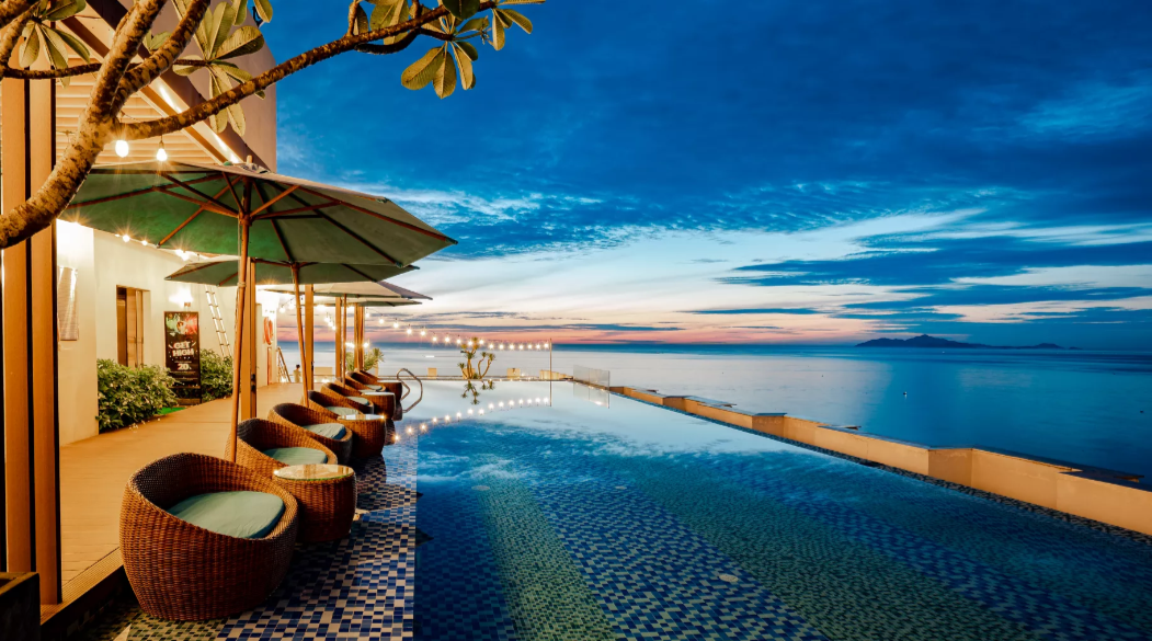 Điểm đặc biệt khiến HAIAN được yêu thích chính là hồ bơi vô cực tầng thượng