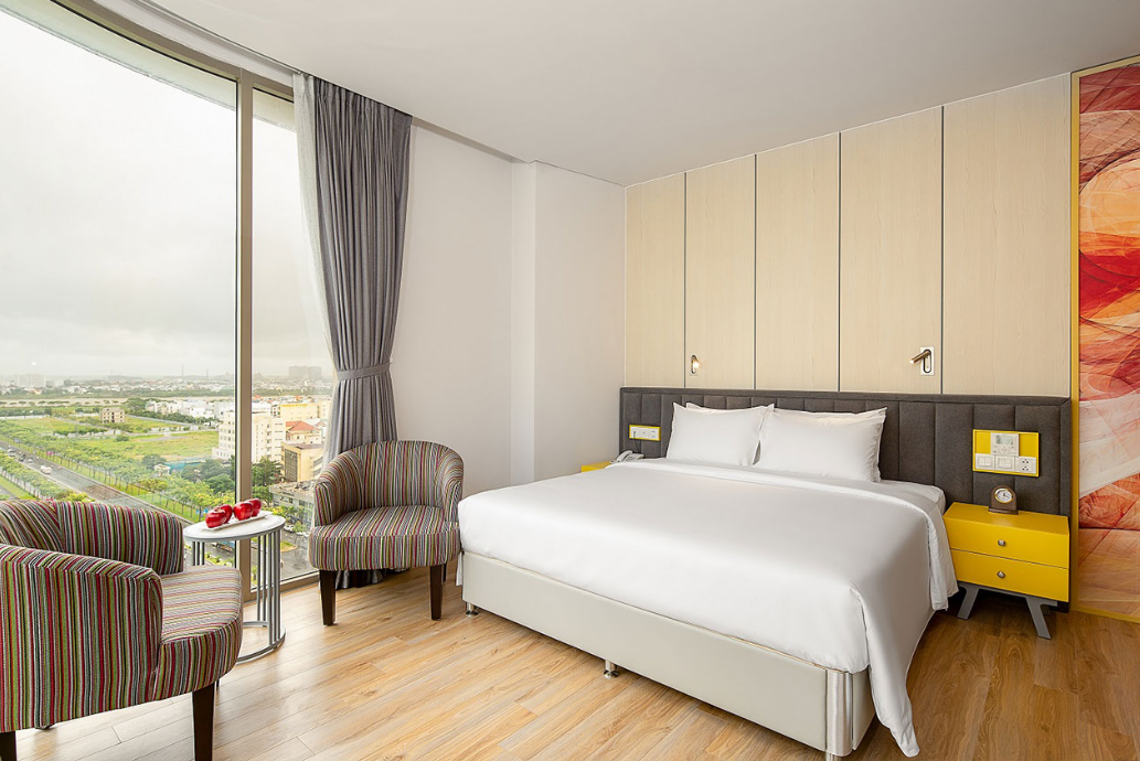 Khách sạn nổi bật với không gian hiện đại, thiết kế tinh tế cùng hệ thống phòng nghỉ đạt chuẩn quốc tế