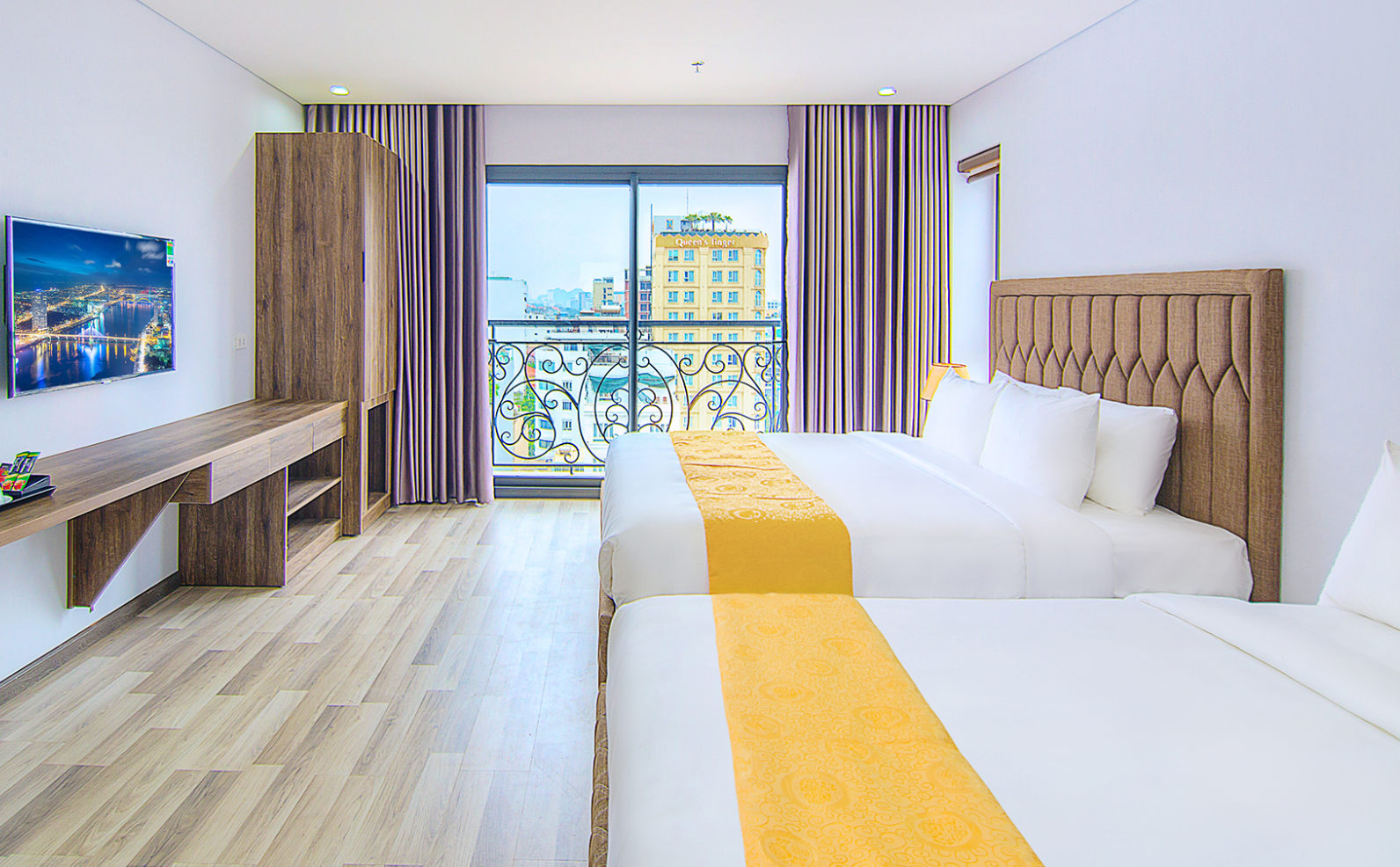 Khách sạn chỉ cách biển vài bước chân và di chuyển khoảng 10 phút là đến chợ Cồn