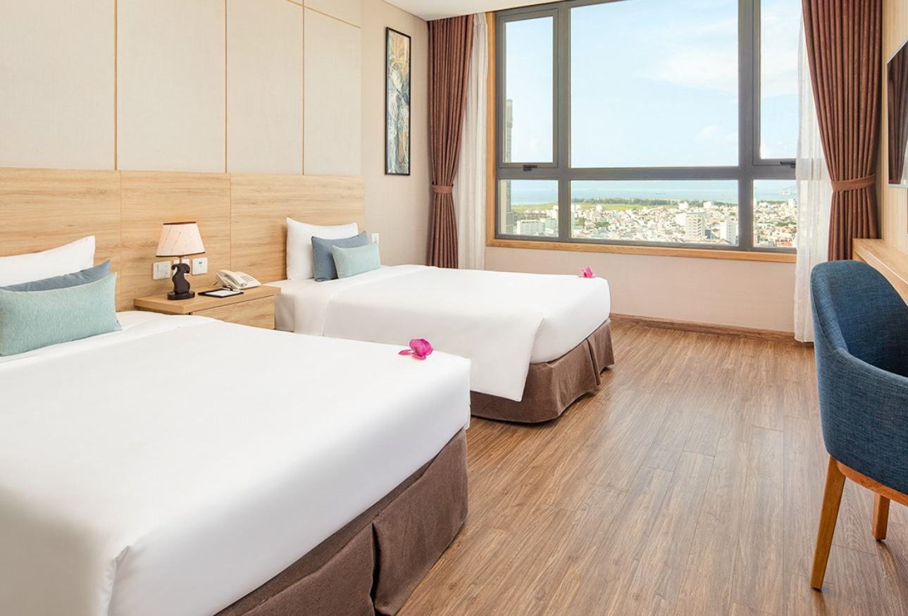 Khách sạn gây ấn tượng với thiết kế sang trọng, không gian mở và tông màu trầm ấm