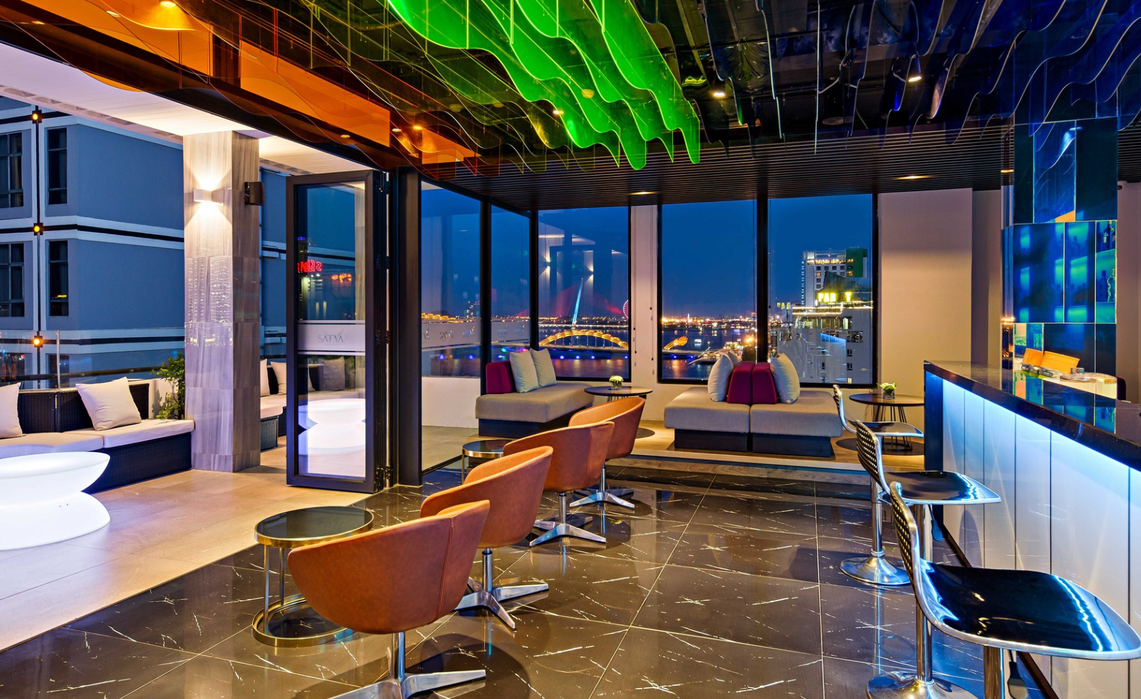 Satya có quầy rooftop bar với view thành phố ấn tượng, thích hợp để sống ảo