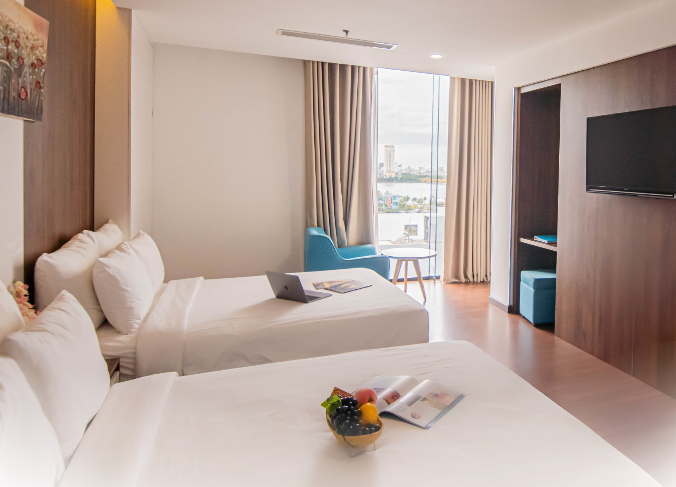 Khách sạn Gold Hotel Da Nang nổi bật với phong cách thiết kế châu Âu, có gam màu vàng ánh kim sang trọng