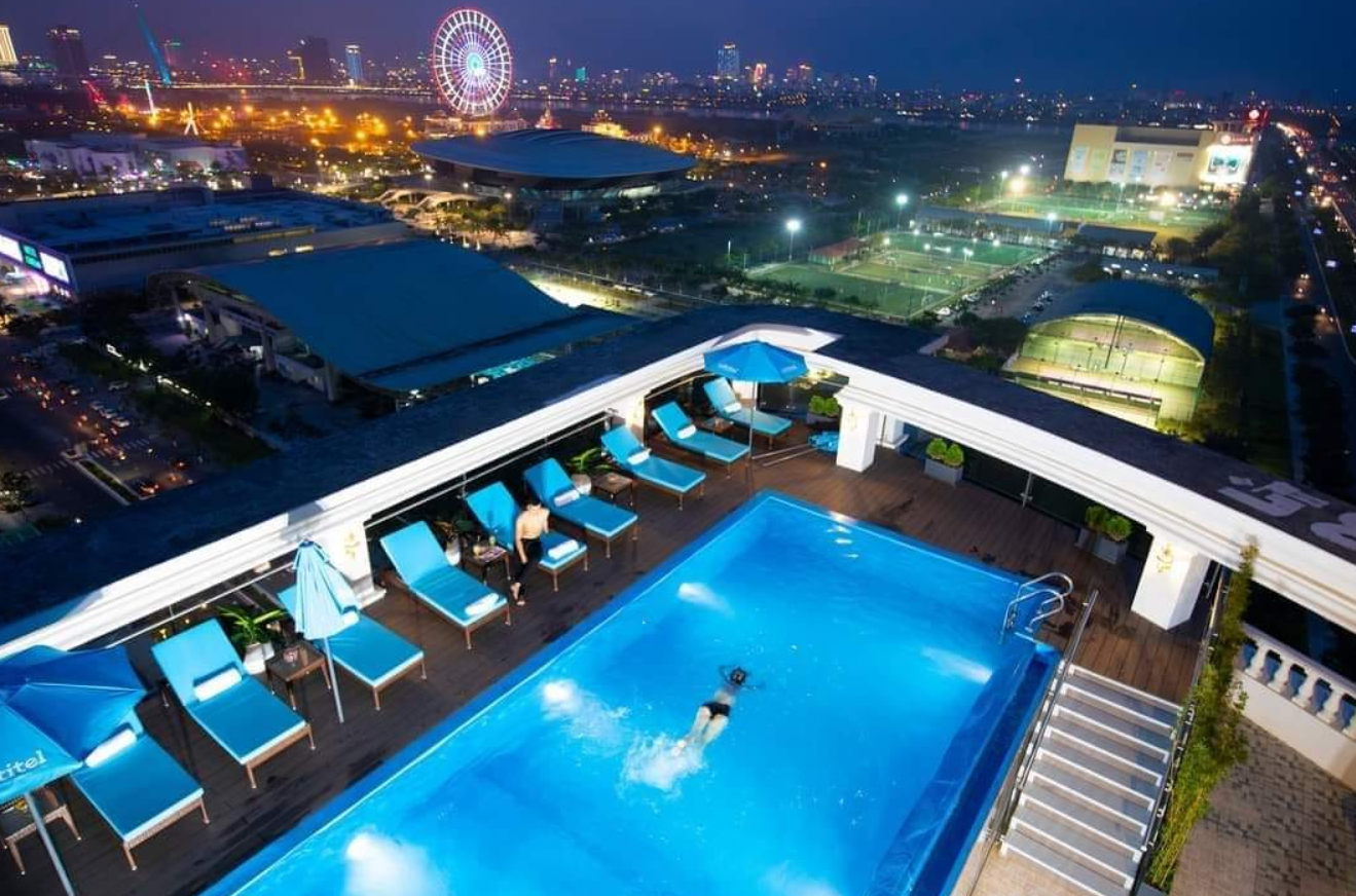 Hồ bơi vô cực nằm trên tầng cao mang đến góc nhìn tuyệt đẹp về Đà Nẵng về đêm