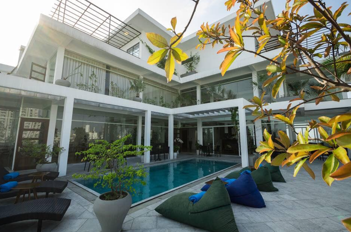 Danang Boutique Hotel có hồ bơi ngoài trời được bố trí giữa khuôn viên xanh mát