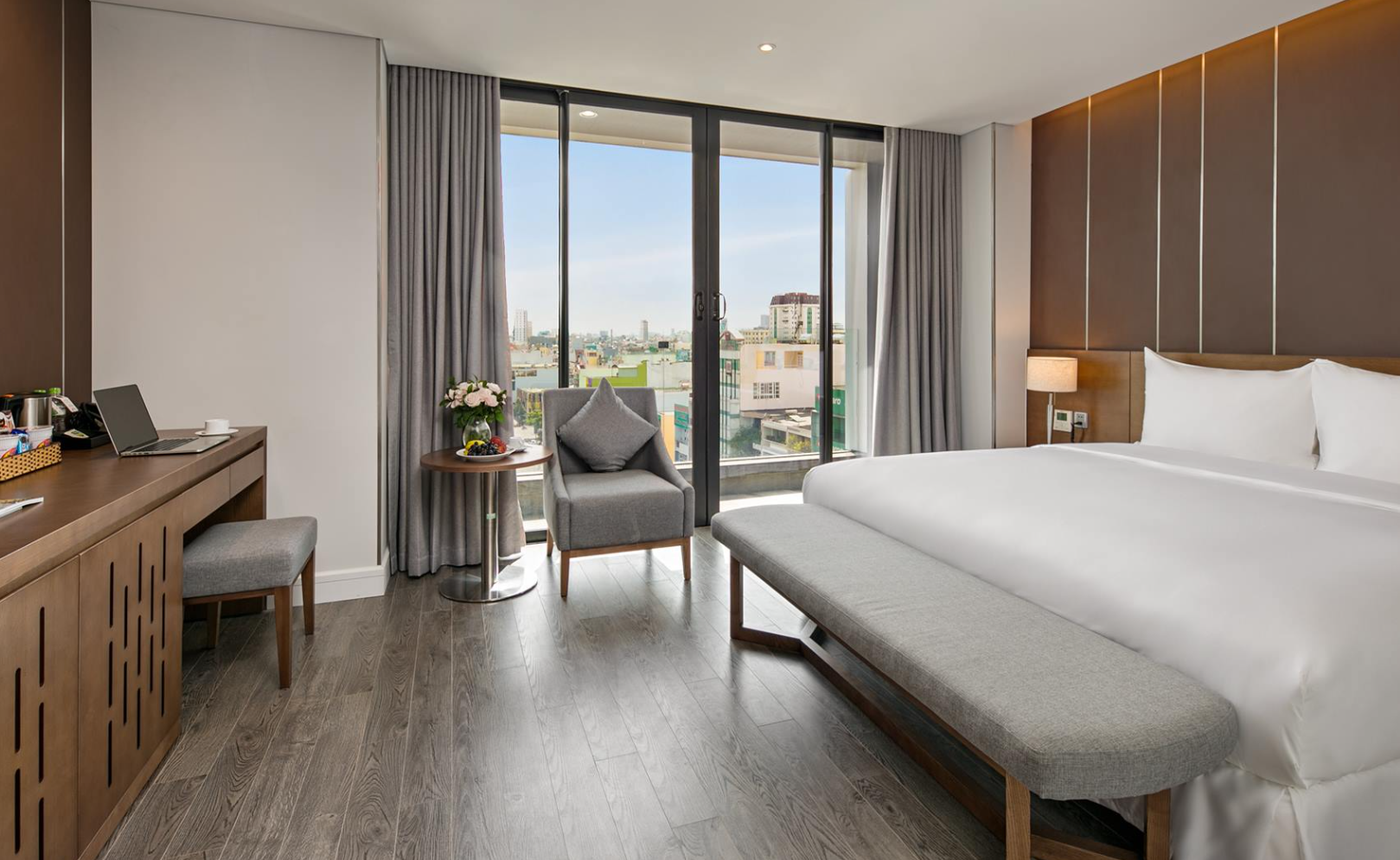 Phong cách boutique hiện đại được thể hiện rõ qua tông màu pastel nhẹ nhàng, nội thất tối giản nhưng đầy tính thẩm mỹ