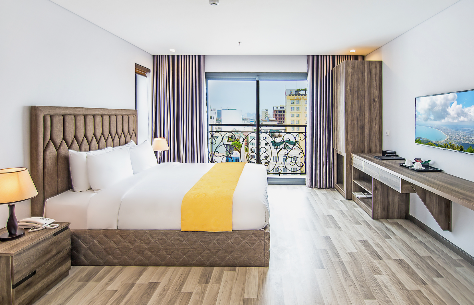 Sea Light sở hữu 45 phòng nghỉ rộng rãi, trong đó nhiều phòng có ban công hướng phố