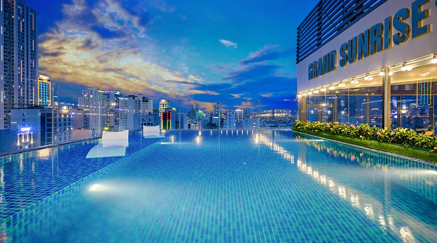 Grand Sunrise Boutique với vẻ sang trọng và hiện đại, với hồ bơi vô cực hướng ra thành phố, tạo cảm giác vừa thư giãn vừa đẳng cấp giữa lòng Đà Nẵng.