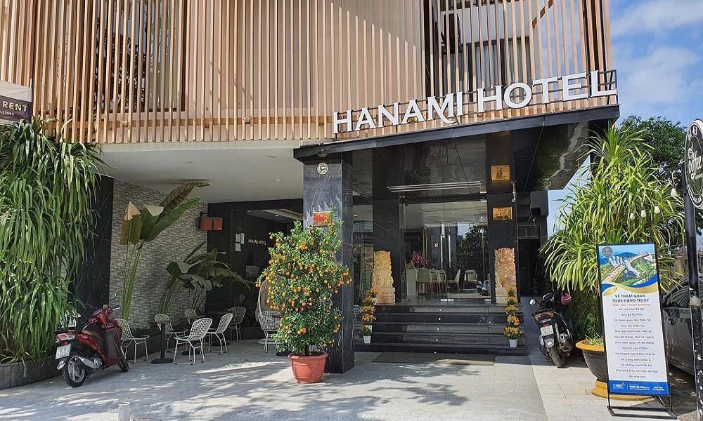 Khách sạn Hanami Hotel là một trong những khách sản gần biển thu hút nhiều bạn trẻ ghé thăm.