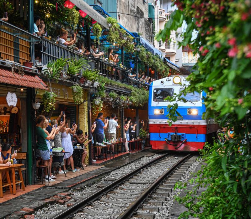 Kinh Nghiệm Đi Cà Phê Đường Tàu: Hướng Dẫn Chi Tiết