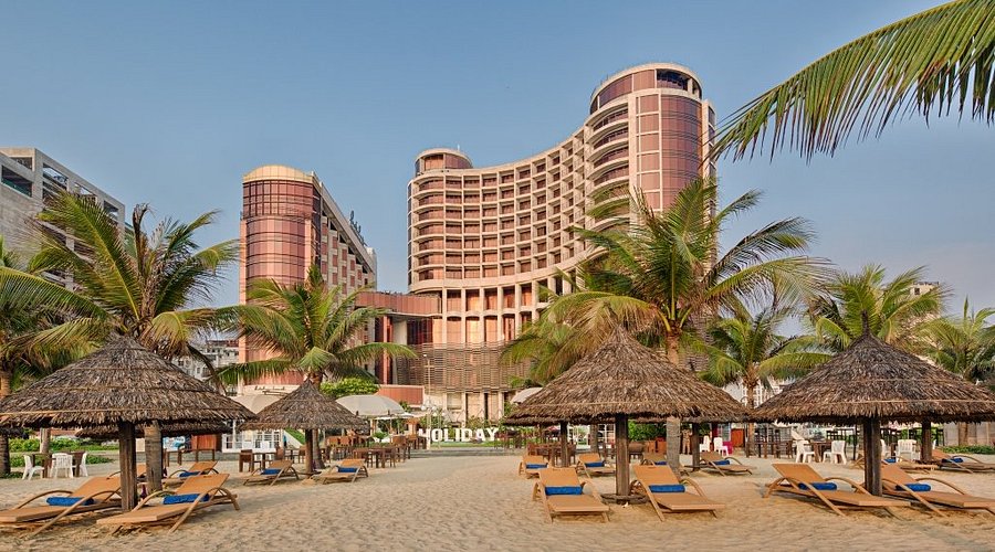 Kiến trúc của Holiday Beach Hotel là một điểm ấn tượng với du khách.
