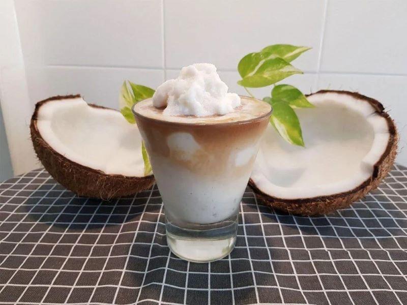 Pha cà phê dừa – Hành trình khám phá hương vị ngọt béo cùng The Cups Coffee