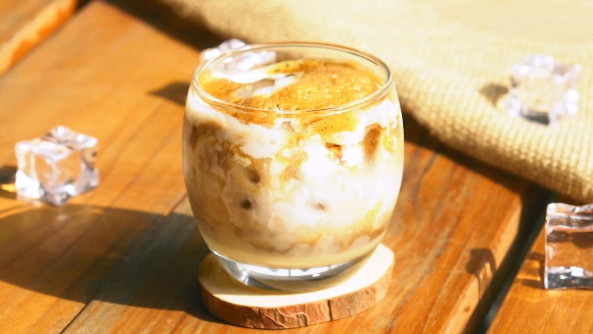 Pha cà phê dừa – Hành trình khám phá hương vị ngọt béo cùng The Cups Coffee