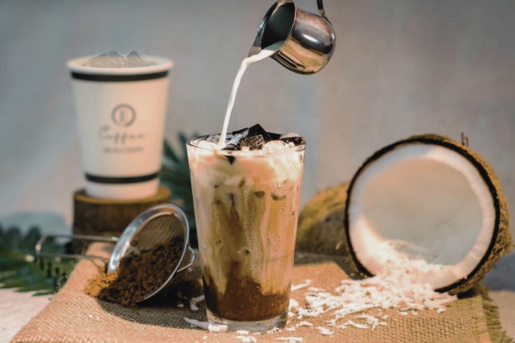 Pha cà phê dừa – Hành trình khám phá hương vị ngọt béo cùng The Cups Coffee