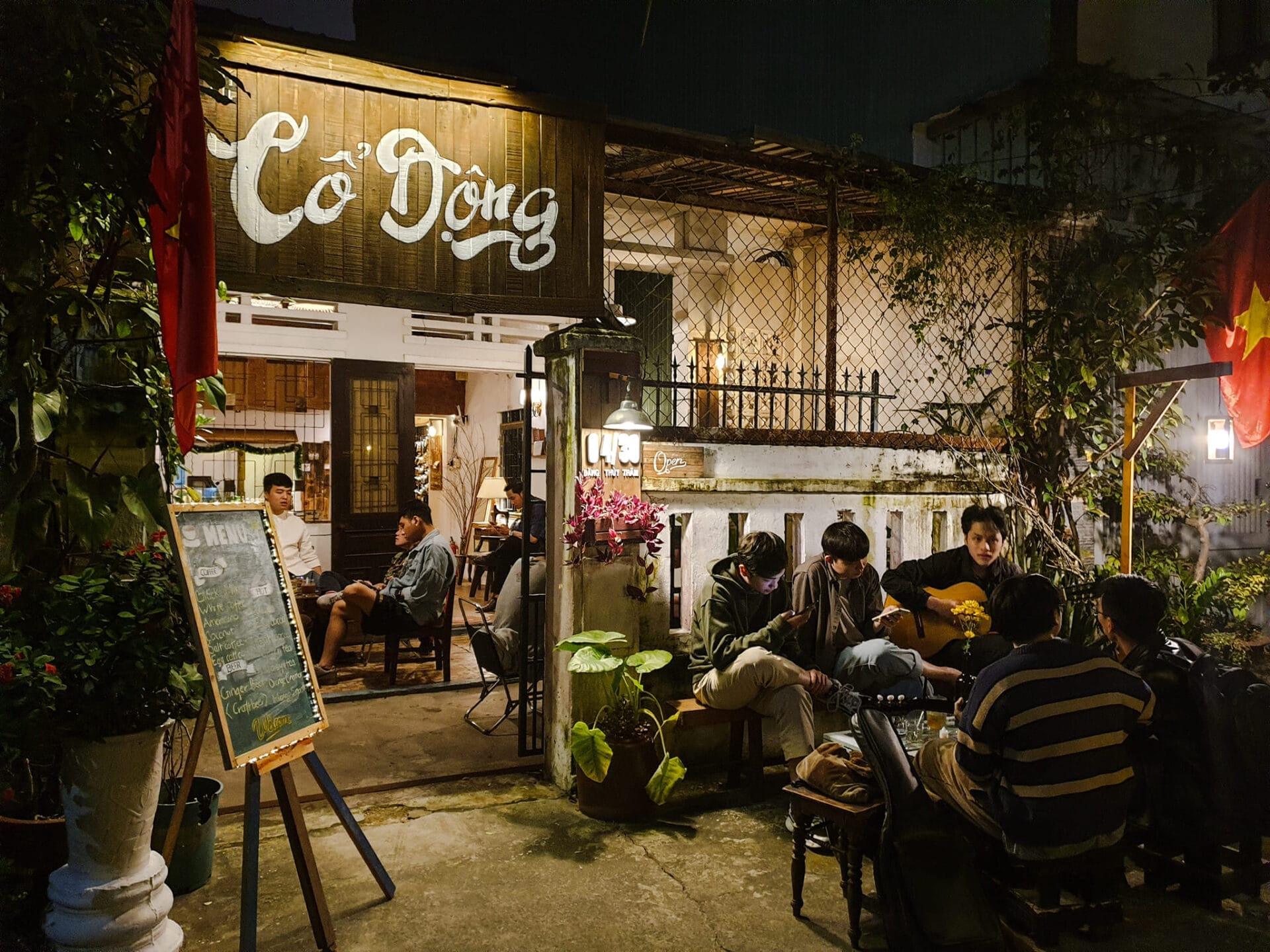 Review Cổ Động Cà Phê: Không Gian Hoài Niệm Đầy Cảm Xúc Giữa Lòng Đà Nẵng
