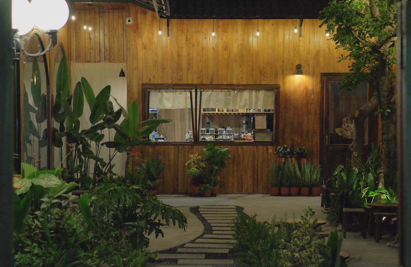 Review Xém. Cà Phê – Hành trình khám phá không gian hoài cổ giữa lòng Đà Nẵng cùng The Cups Coffee