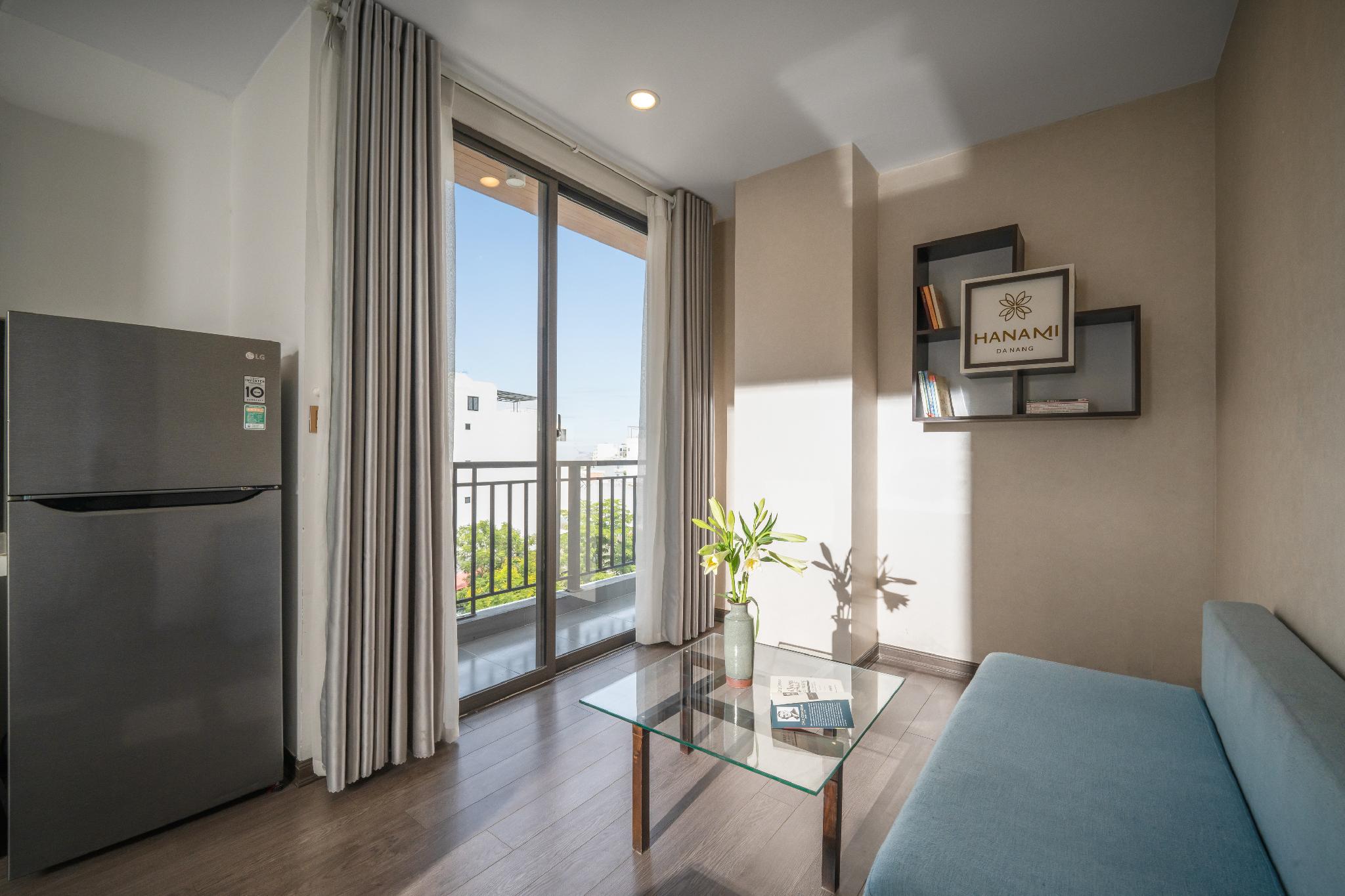 Hanami Hotel Danang nổi bật với phong cách hiện đại và điểm nhấn là những bề mặt sàn gỗ sang trọng, tạo cảm giác ấm cúng và tinh tế cho không gian