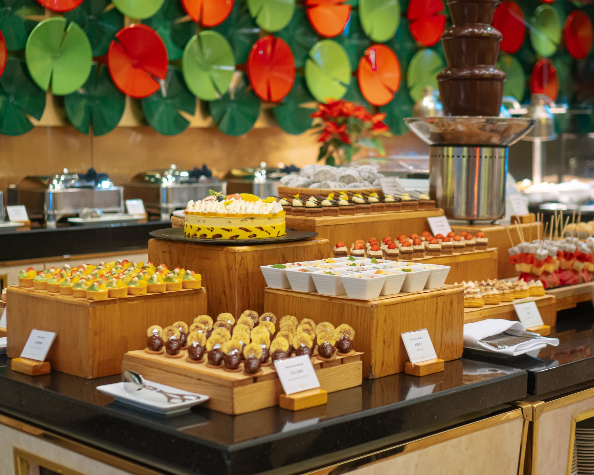 Grand Mercure Danang có nhà hàng phục vụ ẩm thực quốc tế và quầy bar sang trọng