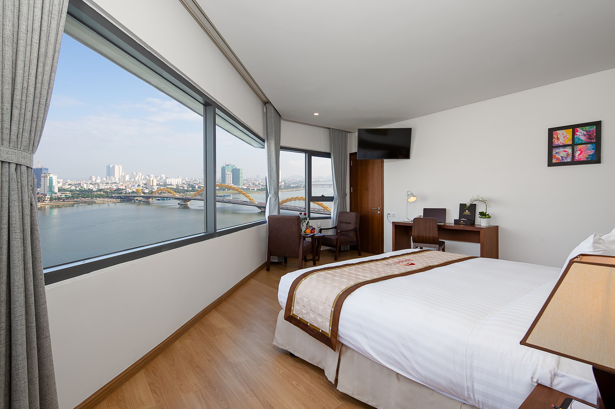 Val Soleil Hotel được đầu tư hiện đại với sàn gỗ, cửa sổ cao từ trần đến sàn và tầm nhìn hướng sông