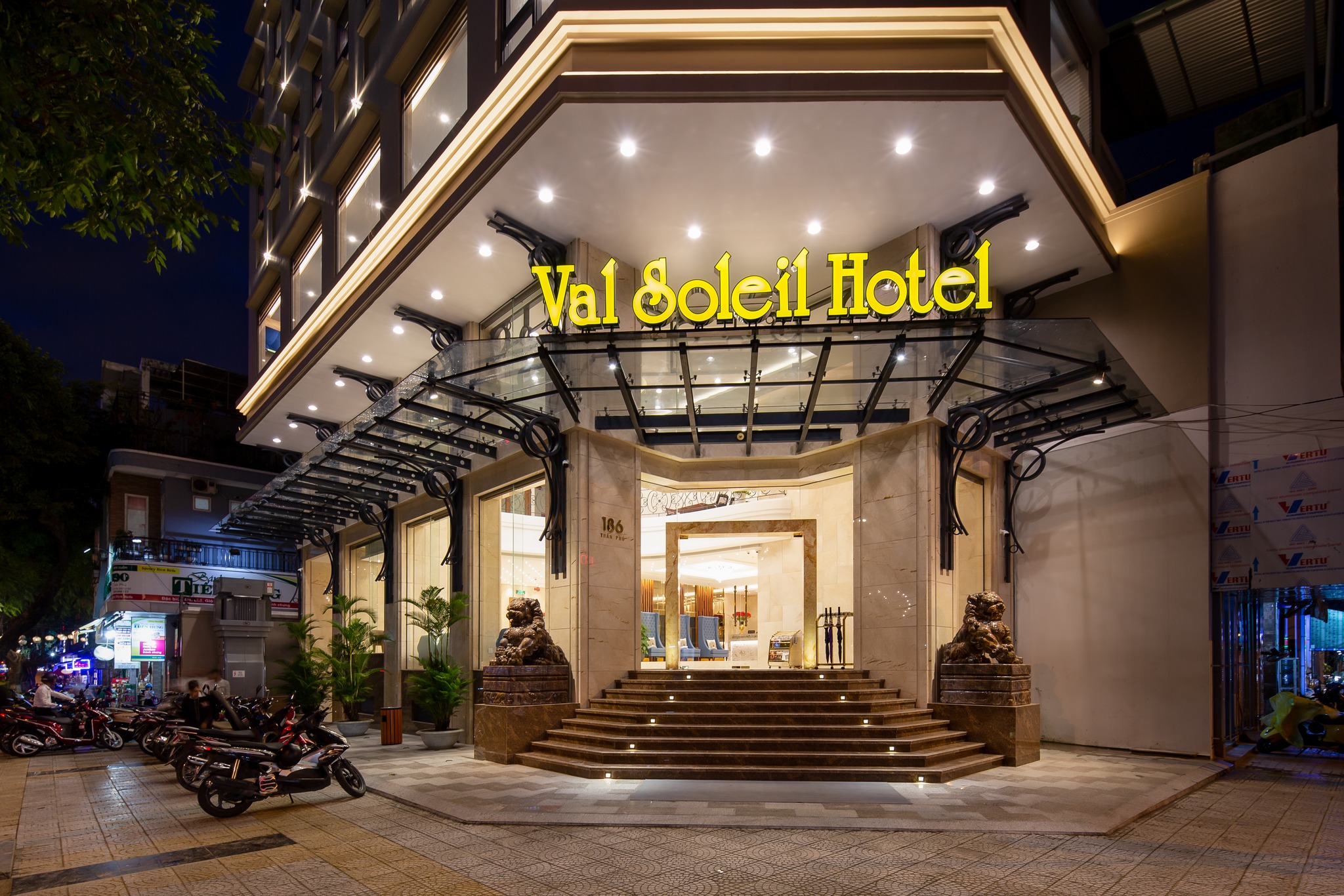 khách sạn gần Vĩnh Trung Plaza