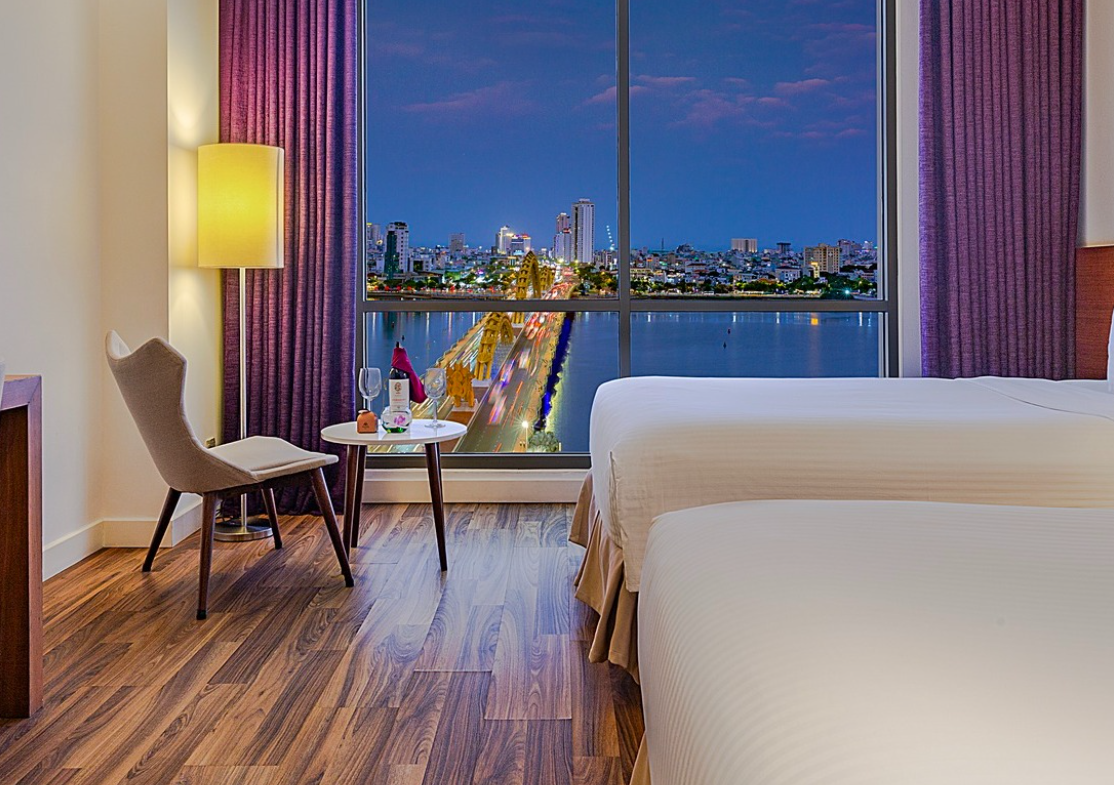 Khách sạn sở hữu hệ thống phòng nghỉ tinh tế, trang bị nội thất hiện đại và cửa sổ lớn đón ánh sáng tự nhiên