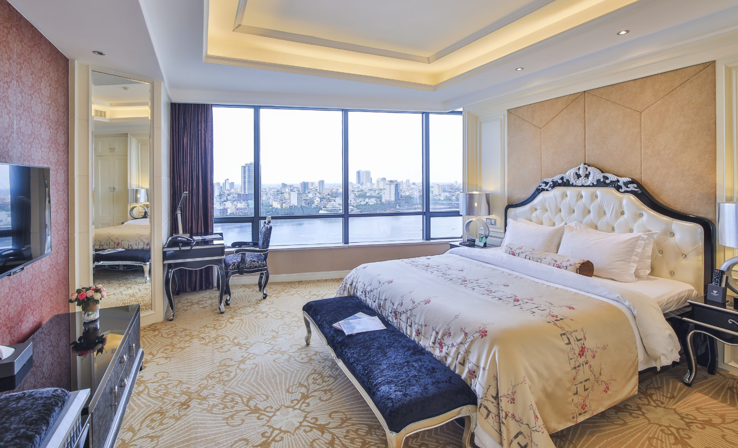 Brilliant Hotel gây ấn tượng bởi tầm nhìn tuyệt đẹp hướng sông Hàn và phong cách thiết kế hiện đại pha chút cổ điển