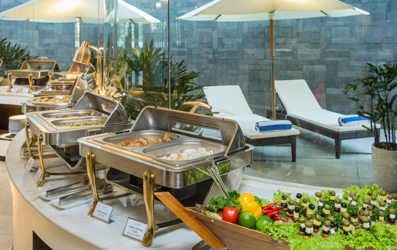 Điểm nổi bật của Satya Hotel chính là nhà hàng The Pool Lounge & The Window Café